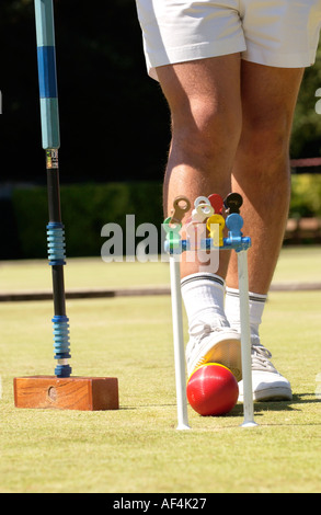 Homme jouant au croquet Cheltenham GLOUCESTERSHIRE Angleterre Royaume-uni Croquet Club Banque D'Images