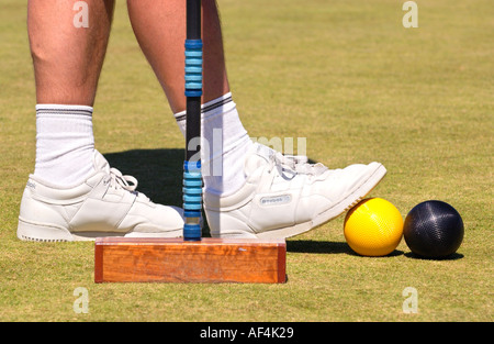 Homme jouant au croquet Cheltenham GLOUCESTERSHIRE Angleterre Royaume-uni Croquet Club Banque D'Images