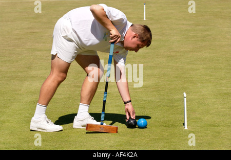 Homme jouant au croquet Cheltenham GLOUCESTERSHIRE Angleterre Royaume-uni Croquet Club Banque D'Images