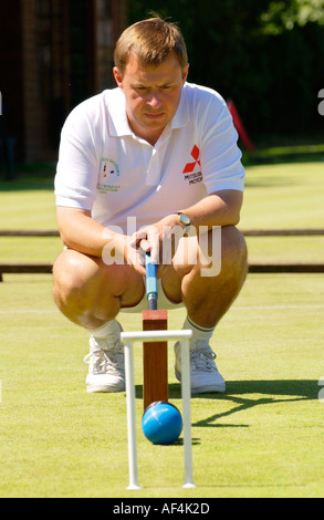 Homme jouant au croquet Cheltenham GLOUCESTERSHIRE Angleterre Royaume-uni Croquet Club Banque D'Images