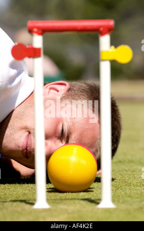 Homme jouant au croquet Cheltenham GLOUCESTERSHIRE Angleterre Royaume-uni Croquet Club Banque D'Images