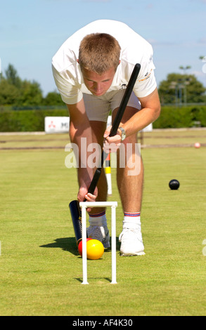 Homme jouant au croquet Cheltenham GLOUCESTERSHIRE Angleterre Royaume-uni Croquet Club Banque D'Images