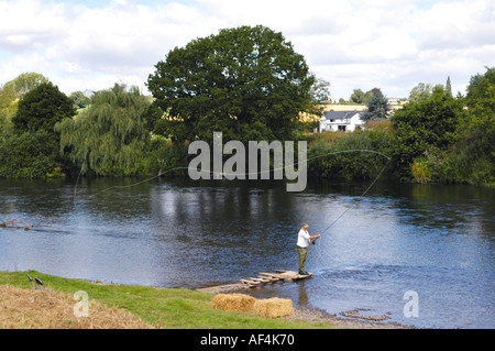 Pêche à la mouche du saumon sur la rivière Wye à Sellack Herefordshire Angleterre UK à l'aide d'une double tige remis Banque D'Images