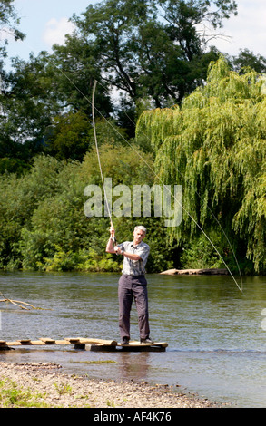 Pêche à la mouche du saumon sur la rivière Wye à Sellack Herefordshire Angleterre UK à l'aide d'une double tige remis Banque D'Images