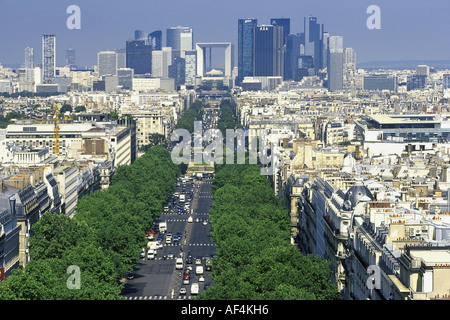 Paris look de l'Arc de triomphe sur l'avenue de la Grand Armée pour la défense Banque D'Images