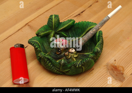 Cigarette de cannabis et plus léger rouge Banque D'Images