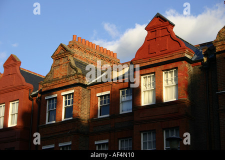 Dernier étage fenêtres et toits de maisons mitoyennes dans London street Banque D'Images