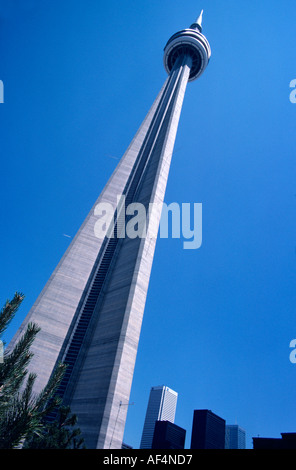 Large angle faible point de vue de la Tour du CN à la hausse spectaculaire montrant sa hauteur contre le ciel bleu Toronto Canada Banque D'Images