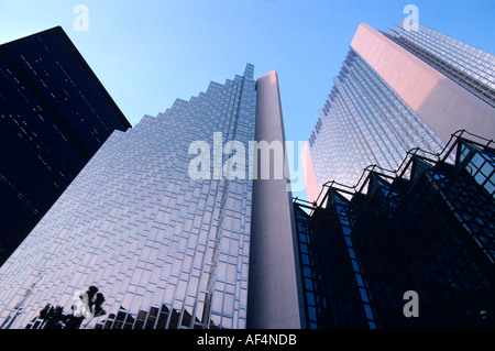 Vue grand angle angle faible à la hausse de façon spectaculaire à des bocks bureau reflétant la lumière chaudes Toronto Canada Banque D'Images