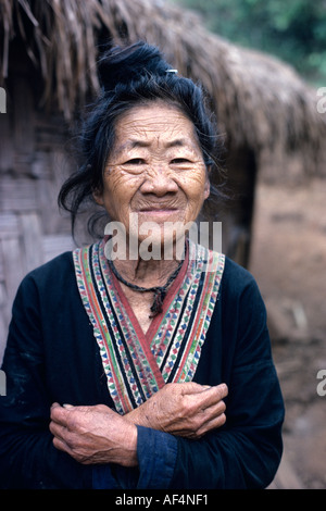 Vue avant portrait d'une ancienne tribu Meo Hill ou Hmong dame en costume traditionnel avec très bordée au nord de la Thaïlande face Banque D'Images