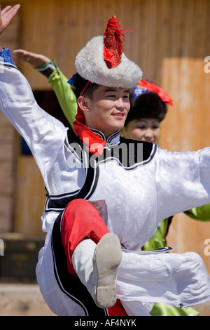 Jeune homme de danse au festival de Gengis Khan Mongolie Banque D'Images