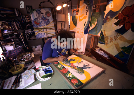 Les Insulaires du détroit de Torres artiste Ellen Jose au travail dans son atelier de peinture de l'État de Victoria de Melbourne Australie Banque D'Images