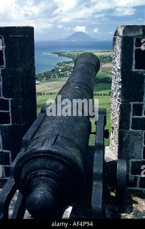 Vue d'Eustatious sur l'île St un canon sur les remparts de Brimstone Fort sur la côte de St Kitts dans les Caraïbes Antilles Banque D'Images