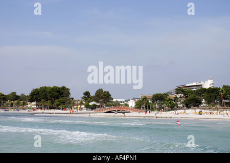 Pont sur un canal par la mer à Alcudia Majorque Espagne Banque D'Images