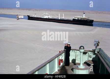 Les pétroliers liés au nord du pont de l'ancienne P & O SS Chemise sur l'Arcadia Ballah boucle du Canal de Suez Egypte Banque D'Images