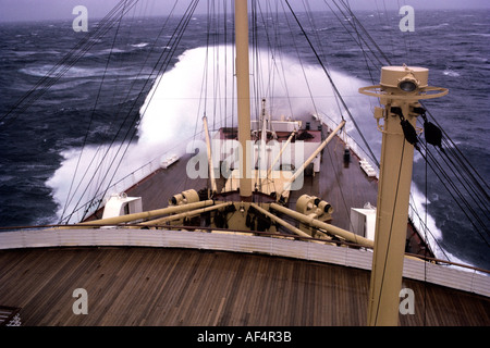 L'ancien P O SS Liner navire Arcadia s'incline dans les mers d'hiver dans le milieu des années 1960 dans l'Océan Atlantique Banque D'Images