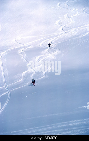 Vue éloignée de skieurs en ski hors piste sur la montagne Rinerhorn dimensions assez les pistes dans la neige vierge, à Davos, Suisse Banque D'Images