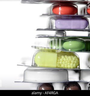 Still Life with pills comprimés et gélules sur fond blanc - copie de l'espace sur la gauche Banque D'Images