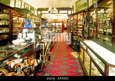 L'intérieur de l'ère Victorien George Trumper barber's shop à Londres. Banque D'Images