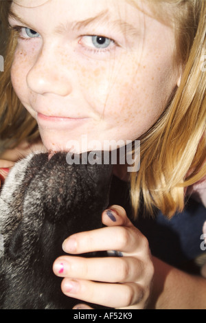 Close-up of a Girl avec son chien léchant son menton Banque D'Images
