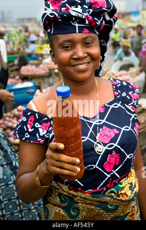 Lagos Nigeria Jeune femme tenant l'huile de palme Banque D'Images