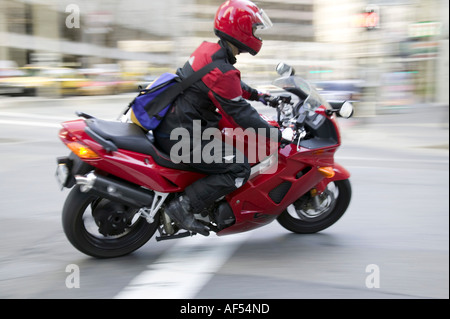 Portrait d'un homme monté sur une moto Banque D'Images