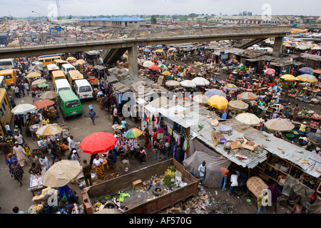 Nigeria Lagos personnes au marché dans Oshidin district Banque D'Images