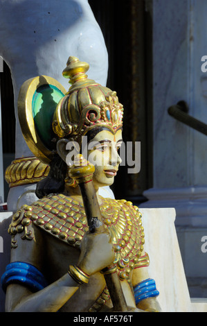 Sculpture de la garde au temple de Jain Walkeshwar Mumbai Inde Banque D'Images