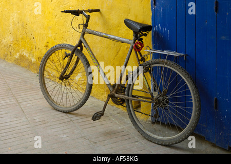 Vieux vélo en stationnement rue Essaouira Maroc Afrique du Nord Banque D'Images