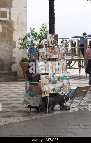 Artiste se détend dans l'attente pour les clients La Piazza IX aprile Taormina Banque D'Images