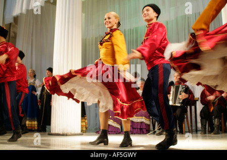 Les danseurs folkloriques russes de divertir en costume traditionnel St Petersburg Russia Banque D'Images