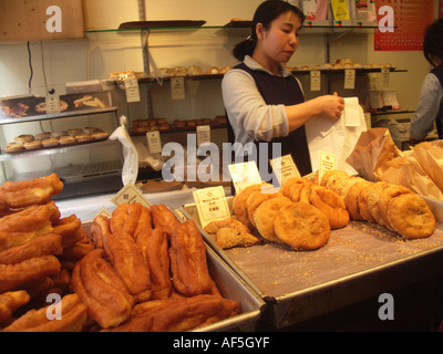 Femmes en service boulangerie chinois Chinatown Soho Londres Angleterre Banque D'Images