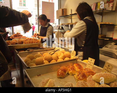 Femmes en service boulangerie chinois Chinatown Soho Londres Angleterre Banque D'Images