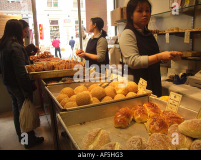Femmes en service boulangerie chinois Chinatown Soho Londres Angleterre Banque D'Images