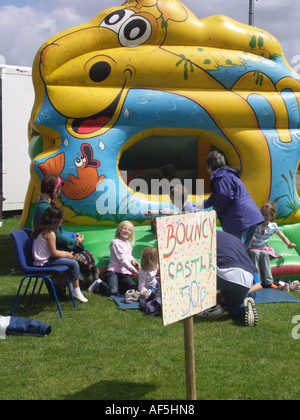 Enfants jouant autour d'un château gonflable Banque D'Images