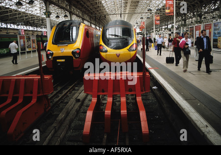 Pendolino Virgin à la gare Piccadilly de Manchester Banque D'Images