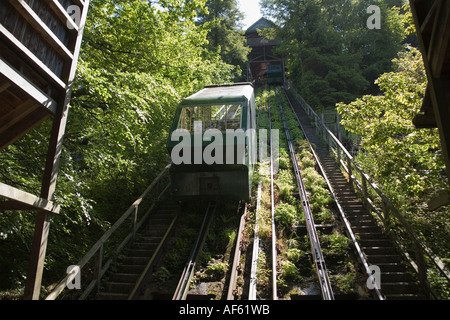 CORRIS GWYNEDD AU NORD DU PAYS DE GALLES UK Juin falaise équilibrée de l'eau des wagons de chemin de fer peut prendre 17 adultes le long de la pente de 60 m Banque D'Images