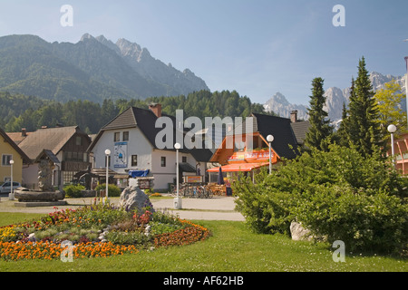 KRANJSKA GORA SLOVÉNIE Juin ue le carré central de cette célèbre station de ski village Banque D'Images