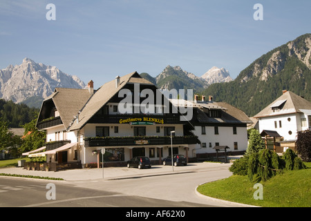 KRANJSKA GORA SLOVÉNIE Juin ue l'un sur les maisons dans cette célèbre station de ski entourée par les montagnes de Julian Banque D'Images