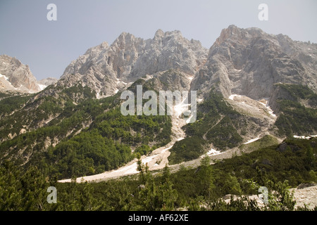 La Slovénie à l'échelle de l'UE juin Krnica vallée vers la gamme au-dessus de Krnici Martuljek refuge de montagne Banque D'Images