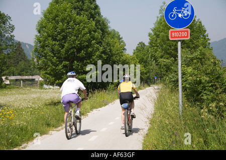 KRANJSKA GORA SLOVÉNIE Juin L'UNION EUROPÉENNE Un homme et une femme à vélo sur une piste cyclable bien entretenu Banque D'Images