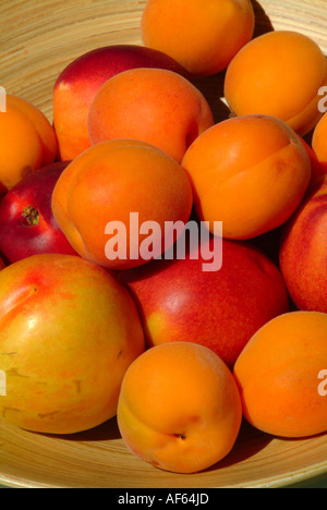 Libre de nectarines et abricots en Bol Bambou Banque D'Images