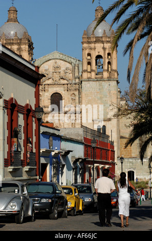 Santo Domingo de Guzmán church Oaxaca city dans l'état d'Oaxaca au Mexique et dans la rue qui mène à elle Banque D'Images