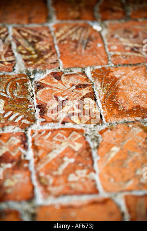 Carreaux médiéval sur le sol de l'église du xiie siècle à Chastleton, Oxfordshire, UK Banque D'Images