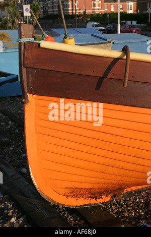 Proue d'un petit bateau de pêche sur la plage Worthing West Sussex England UK Banque D'Images