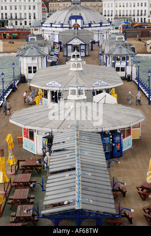 Vue vers l'arrière le long de la jetée d''Eastbourne de dessus Banque D'Images