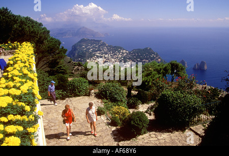 Capri, vue depuis le Monte Solaro Anacapri ci-dessus et les rochers de Faraglioni Banque D'Images