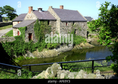 Annalong river qui traverse l'ancien moulin à maïs à Annalong, comté de Down, Irlande du Nord Banque D'Images