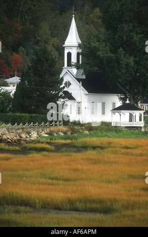 Scène d'automne automne couleur typique au Québec avec l'église clocher clap blanc Banque D'Images