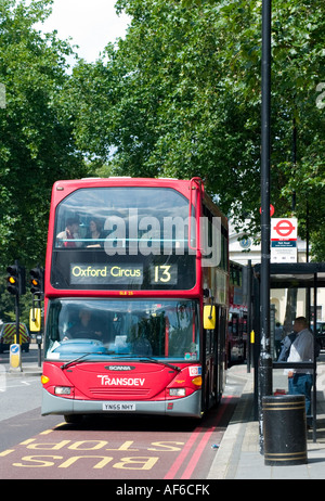 London bus rouge à l'arrêt de bus. Banque D'Images